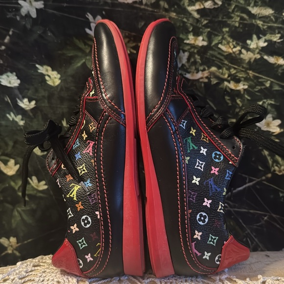 👑SALE!$390*place the offer 🥰
LVUITTONMulticolorMonogramCanvasSneakers Size6/36 - Picture 6 of 13